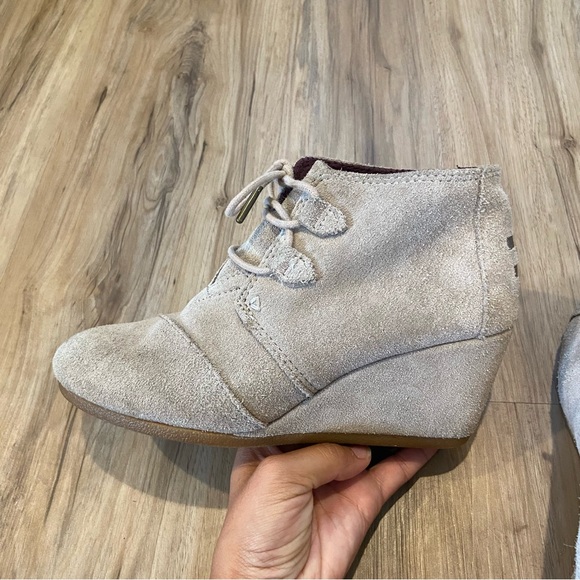 Toms Ankle Wedge Boots Women’s Size 6 Tan Suede Beige Lace Up Heel Shoes Chukka - Picture 2 of 7
